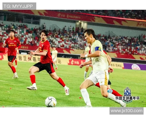 足球场上球星身旁的小孩闪耀瞬间 他们的未来或许比足球更光辉 足球场上球星身旁的小孩闪耀瞬间 他们的未来或许比足球更光辉